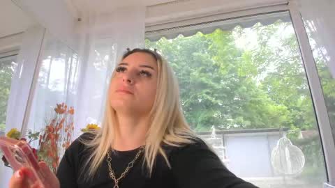 ella_vee online show from May 8, 2026, 4:51 am