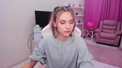 ellacurtis online show from April 30, 2026, 2:07 am