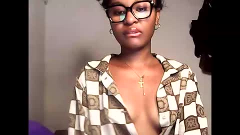 ellah245 online show from May 2, 2026, 11:32 pm