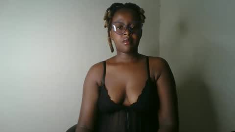 Snapshot of ellah_simone chatting on May 4, 2026, 9:05 am ellah-simone online show from May 4, 2026, 9:05 am