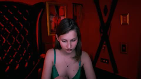 Ella online show from October 5, 2025, 4:49 pm