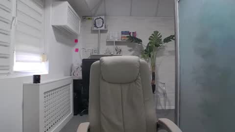 Snapshot of ellamilf chatting on September 28, 2025, 8:09 am online show from September 28, 2025, 8:09 am