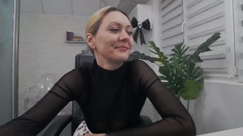 Snapshot of ellamilf chatting on October 19, 2025, 4:40 pm online show from October 19, 2025, 4:40 pm