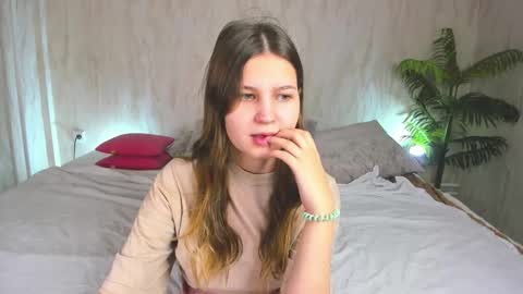 elle_ellise online show from October 24, 2025, 7:38 am