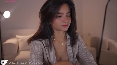 Snapshot of ellelure_ chatting on October 22, 2025, 10:31 pm Linda Restrepo online show from October 22, 2025, 10:31 pm