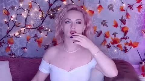 Elliana online show from September 19, 2025, 2:24 am