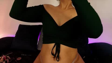 elliee1 online show from September 27, 2025, 2:33 pm