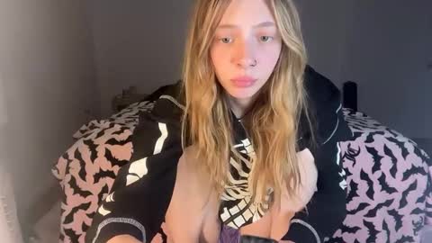 Snapshot of ellieluvs chatting on October 17, 2025, 2:48 am ellie online show from October 17, 2025, 2:48 am