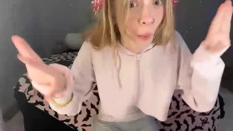 Snapshot of ellieluvs chatting on October 27, 2025, 1:20 am ellie online show from October 27, 2025, 1:20 am