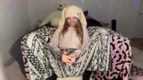 Snapshot of ellieluvs chatting on October 29, 2025, 2:03 am ellie online show from October 29, 2025, 2:03 am