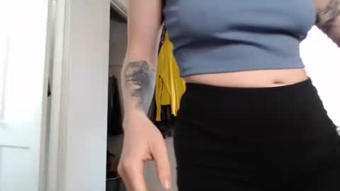 Snapshot of ellierowyn chatting on April 23, 2026, 7:27 pm Ellie Rowyn online show from April 23, 2026, 7:27 pm
