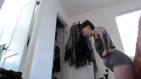 Snapshot of ellierowyn chatting on May 13, 2026, 8:27 pm Ellie Rowyn online show from May 13, 2026, 8:27 pm