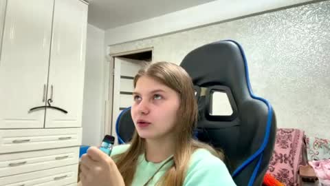 Snapshot of ellina_ chatting on August 6, 2026, 10:28 am Elly online show from August 6, 2026, 10:28 am