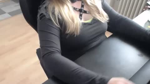 Elly online show from October 13, 2025, 7:30 am