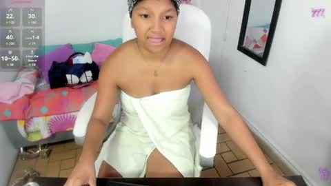 Snapshot of elly_willis chatting on April 21, 2026, 9:17 pm Elly online show from April 21, 2026, 9:17 pm