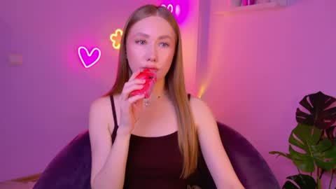 Snapshot of ellycolins_ chatting on May 31, 2026, 2:42 am Elly online show from May 31, 2026, 2:42 am