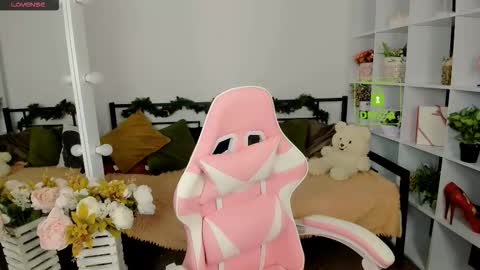 elma_lily online show from December 22, 2025, 7:16 am