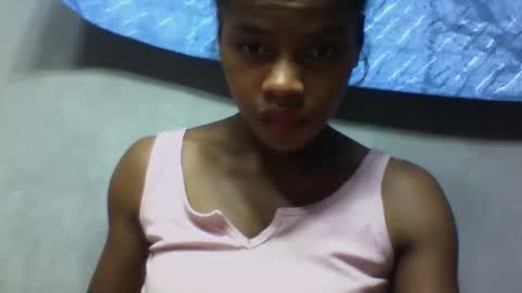 elodie228680 online show from May 18, 2026, 5:02 am