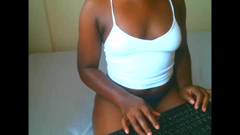 Snapshot of elphaba01 chatting on December 3, 2025, 7:27 am Elphaba online show from December 3, 2025, 7:27 am