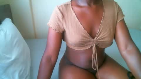 Snapshot of elphaba01 chatting on December 18, 2025, 10:43 am Elphaba online show from December 18, 2025, 10:43 am