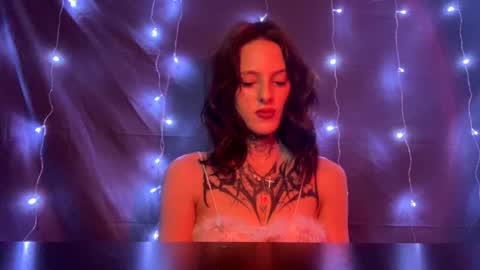 Evelyn online show from December 21, 2025, 5:09 pm