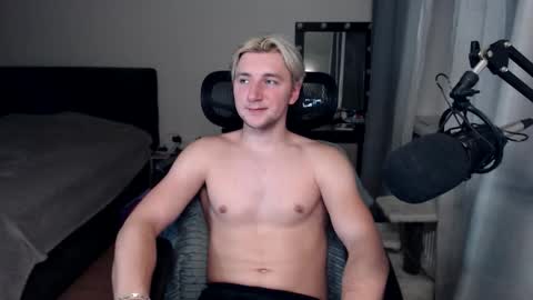 Snapshot of elvin_vaenight chatting on October 8, 2025, 10:40 pm Elvin Vaenight online show from October 8, 2025, 10:40 pm