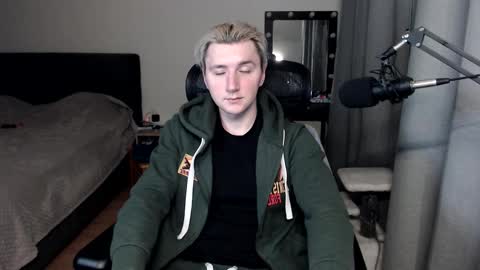 Snapshot of elvin_vaenight chatting on October 21, 2025, 12:44 am Elvin Vaenight online show from October 21, 2025, 12:44 am