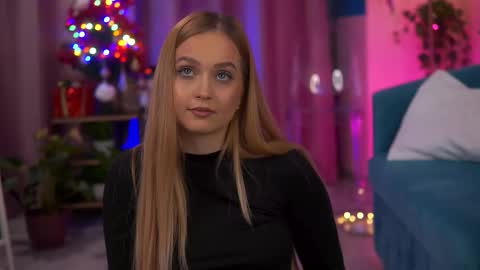 Elyssa online show from December 5, 2025, 7:43 pm