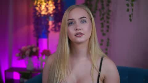 Elyssa online show from April 26, 2026, 6:49 pm
