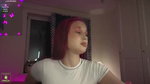 Snapshot of em1l1a chatting on November 8, 2025, 3:34 pm Em1l1a online show from November 8, 2025, 3:34 pm