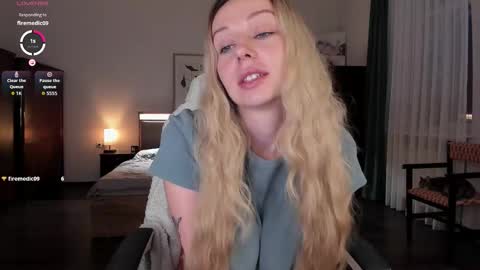 Snapshot of em_emilie chatting on October 15, 2025, 2:50 pm Emilie online show from October 15, 2025, 2:50 pm