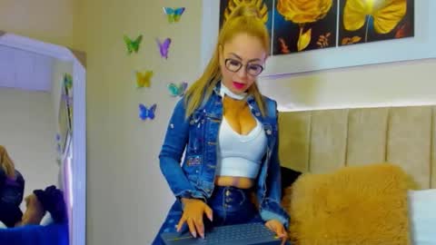 ema garcia  online show from September 13, 2025, 10:59 am