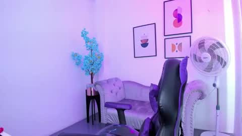 Snapshot of ema_louisx chatting on January 19, 2025, 12:39 pm Ema louisx online show from January 19, 2025, 12:39 pm