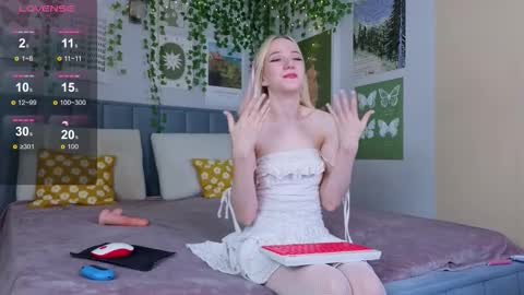 Snapshot of emacalim_ chatting on October 9, 2025, 12:03 pm Emma online show from October 9, 2025, 12:03 pm