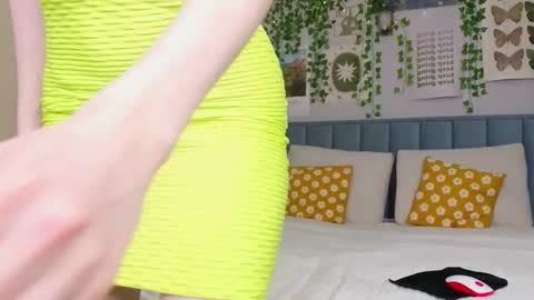 Snapshot of emacalim_ chatting on November 30, 2025, 12:42 pm Emma online show from November 30, 2025, 12:42 pm