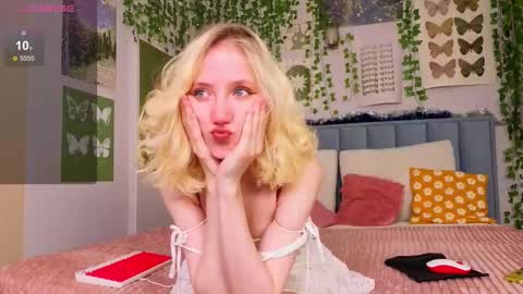 Snapshot of emacalim_ chatting on December 18, 2025, 11:38 am Emma online show from December 18, 2025, 11:38 am