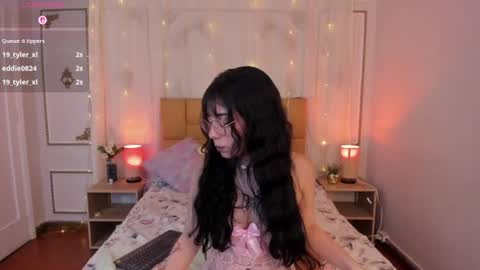 Snapshot of emalittle chatting on July 28, 2026, 3:24 am Emma online show from July 28, 2026, 3:24 am