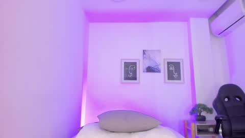emelie_89 online show from December 13, 2024, 3:21 pm