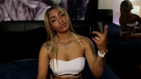 anyelii  online show from November 11, 2025, 4:56 am