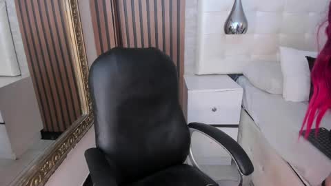 Snapshot of emelymuller chatting on April 27, 2026, 8:18 pm Emely online show from April 27, 2026, 8:18 pm