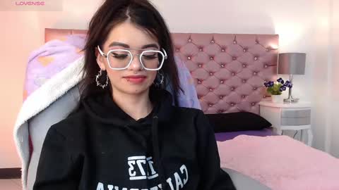 Snapshot of emerald_gh chatting on September 23, 2025, 12:35 am Danna online show from September 23, 2025, 12:35 am