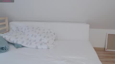 Snapshot of emerald_kittycat chatting on December 4, 2025, 1:20 pm just me online show from December 4, 2025, 1:20 pm