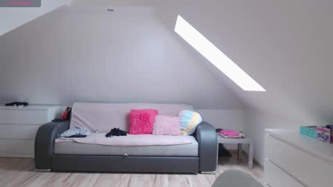 Snapshot of emerald_kittycat chatting on January 11, 2026, 11:04 am just me online show from January 11, 2026, 11:04 am