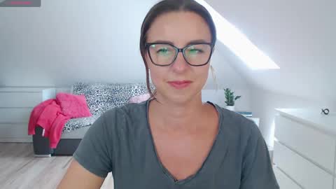 Snapshot of emerald_kittycat chatting on May 13, 2026, 10:01 am just me online show from May 13, 2026, 10:01 am