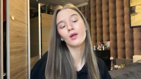 Snapshot of emi__ly chatting on November 27, 2025, 6:26 am emi__ly online show from November 27, 2025, 6:26 am