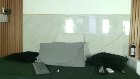 Snapshot of emi_bloom chatting on May 15, 2026, 12:12 pm emi_bloom online show from May 15, 2026, 12:12 pm