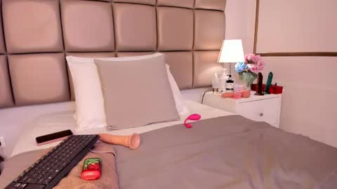 EMILY ROBERTS online show from December 31, 2024, 6:24 pm