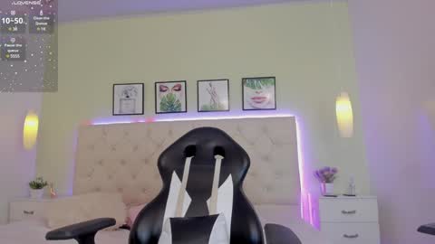 Snapshot of emiilycutex_ chatting on December 16, 2024, 6:16 pm online show from December 16, 2024, 6:16 pm
