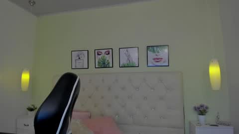 Snapshot of emiilycutex_ chatting on December 18, 2024, 12:18 pm online show from December 18, 2024, 12:18 pm