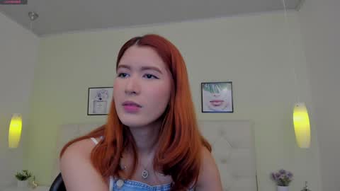 Snapshot of emiilycutex_ chatting on December 19, 2024, 12:23 pm online show from December 19, 2024, 12:23 pm